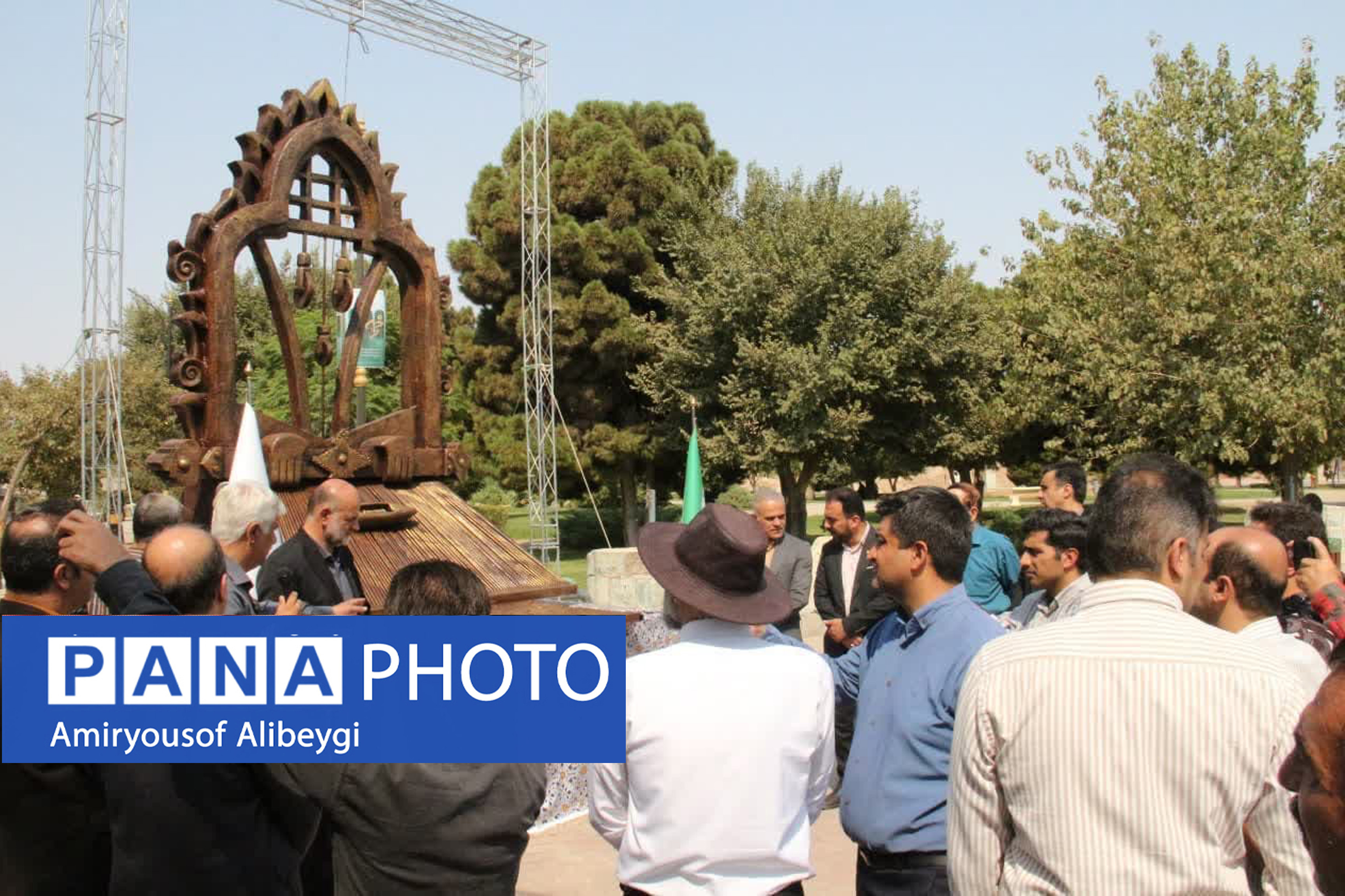 شهردار کاشان در آیین رونمایی از المان نساجی سنتی