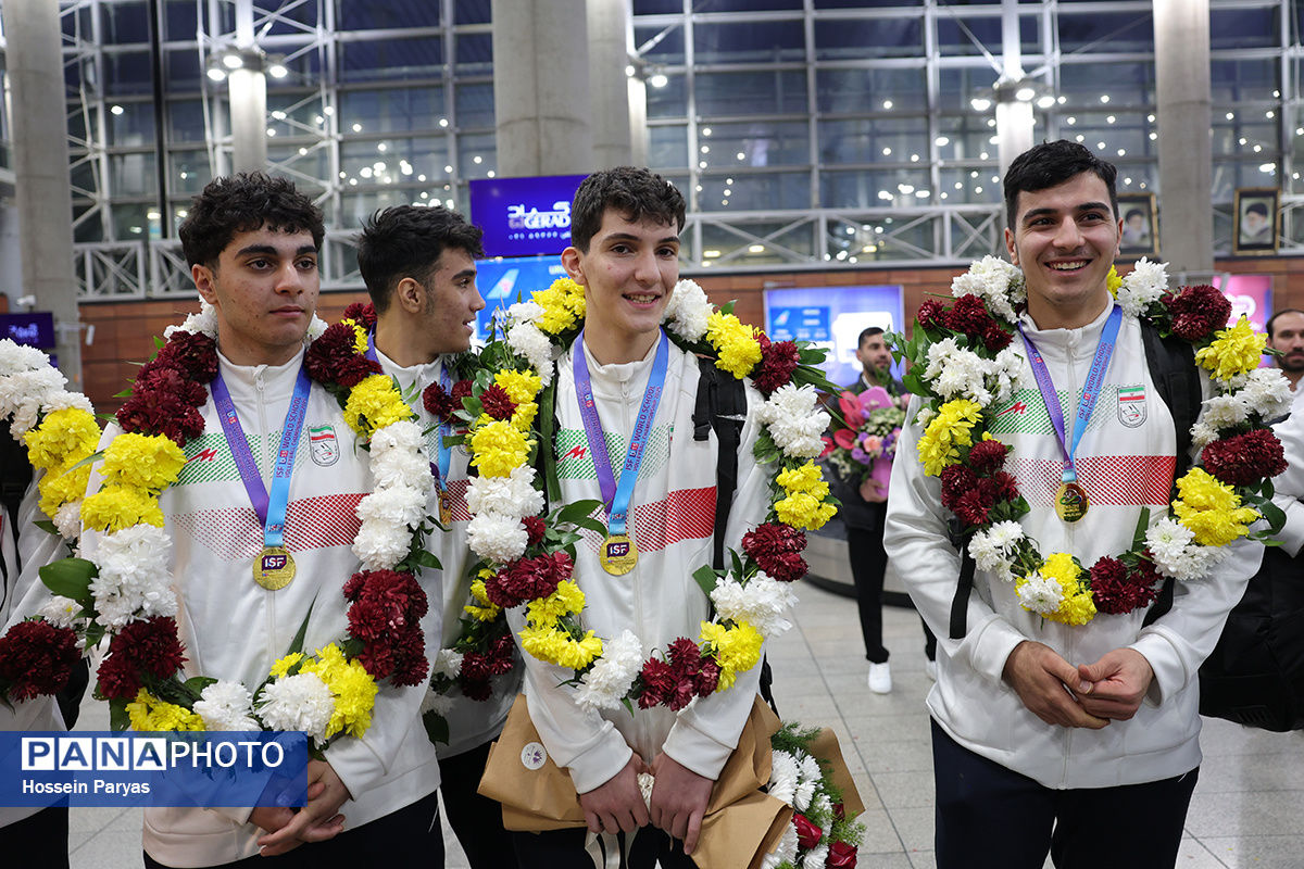 بازگشت+طلایی_پوشان+بلندقامت+دانش_آموز+ایران+با+کاپ+قهرمانی (8)