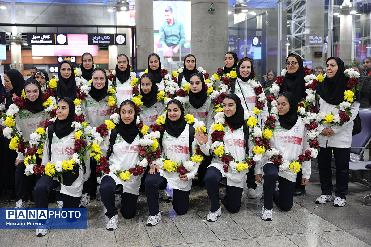 بازگشت+طلایی_پوشان+بلندقامت+دانش_آموز+ایران+با+کاپ+قهرمانی (2)