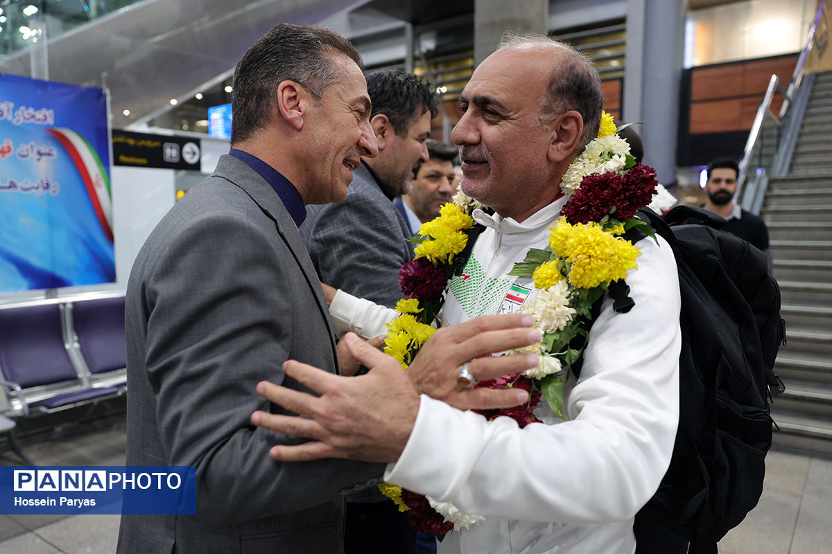 بازگشت+طلایی_پوشان+بلندقامت+دانش_آموز+ایران+با+کاپ+قهرمانی (1)