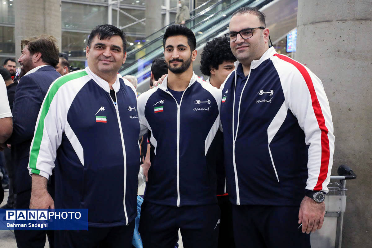 بازگشت+تیم+ملی+وزنه_برداری+با+جام+قهرمانی_