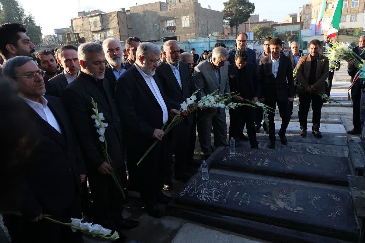 آغاز سفر استاندار تهران با عطرافشانی گلزار شهدای امام‌زاده باقر(ع)