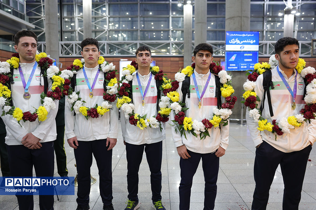 بازگشت+طلایی_پوشان+بلندقامت+دانش_آموز+ایران+با+کاپ+قهرمانی (1)