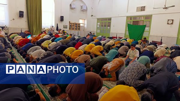  اقامه نماز جماعت و بازدید صمیمی از اعتکاف پسران در خلیل آباد