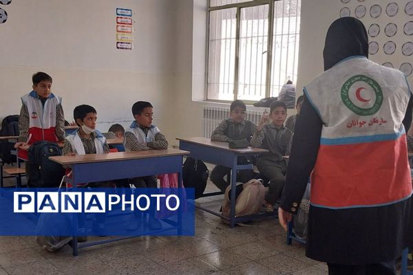 آموزش شرایط اضطراری و پناهگیری در دبستان باقرالعلوم فیروزکوه