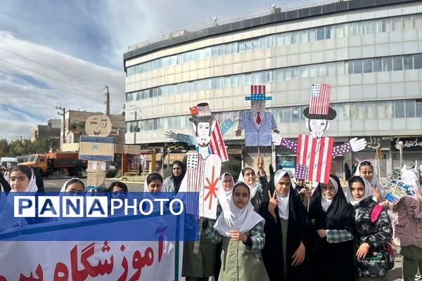 حضور دانش‌آموزان زنجانی در راهپیمایی روز ۱۳ آبان 