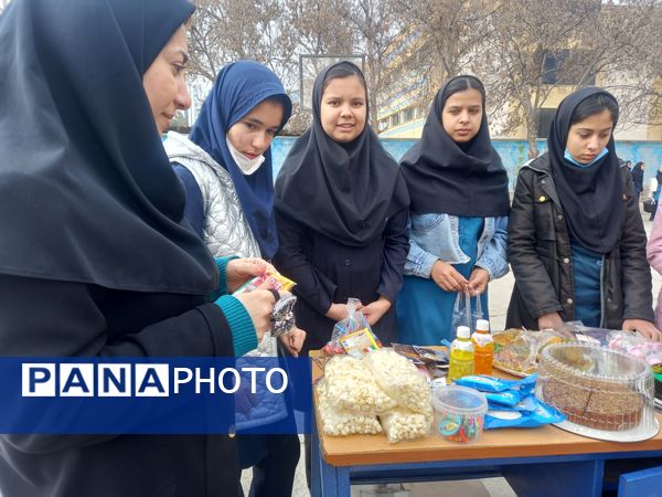 بازارچه درون مدرسه‌ای در مدرسه فاطمیه شهرستان شیروان