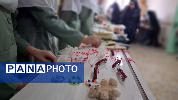 بازارچه مادر دختری با دست‌سازه‌های دانش‌آموزی 