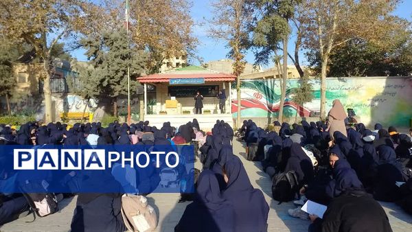 حضور جمعی از آتشنشانان در مدرسه شاهد شهید حمامی ناحیه شش مشهد