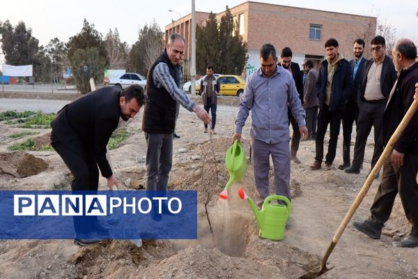 آیین روز درختکاری در هنرستان کشاورزی شهید باهنر پاکدشت 