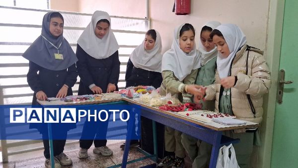 بازارچه مادر دختری با دست‌سازه‌های دانش‌آموزی 