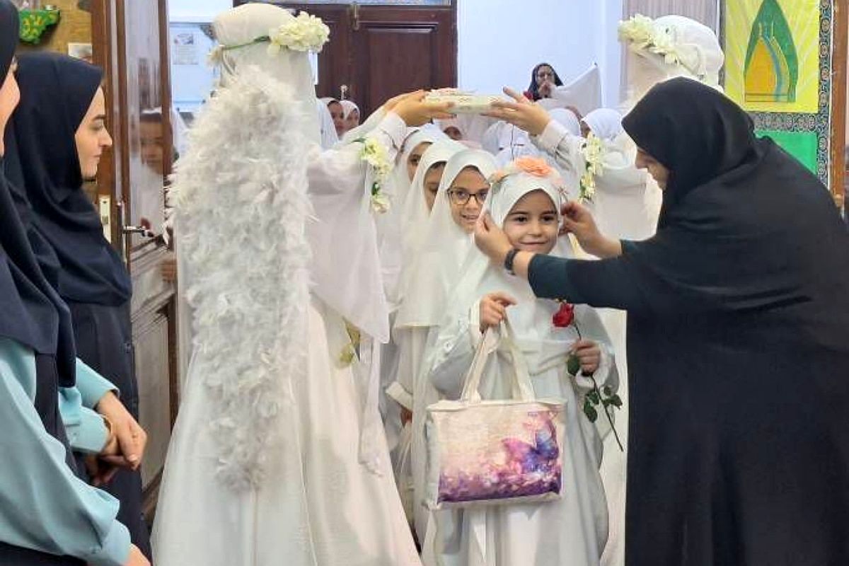 حضور دختران دبستان حکمت نبوی ناحیه دو شهرری در مراسم جشن عبادت