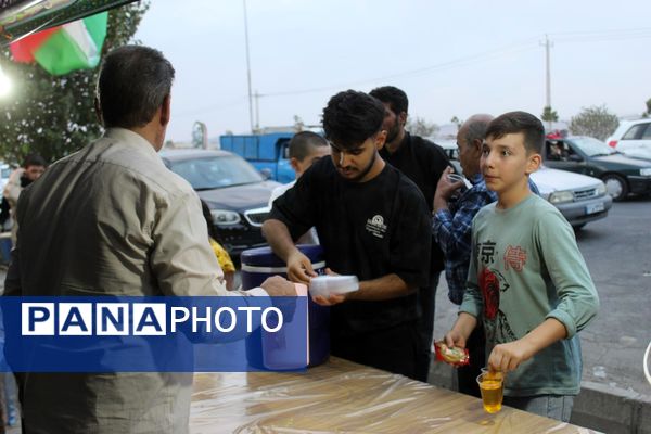 حضور پرانرژی نوجوانان در موکب دانش‌آموزی ملکان