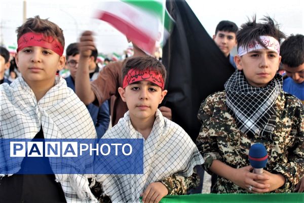 همخوانی گروه‌های دانش آموزی قم در اجرای سرود «ایران بخوان»