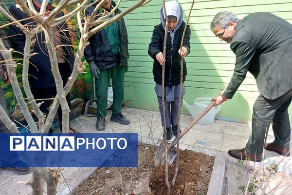 گرامیداشت روز درختکاری در دبستان حکیم نظامی کهریزک 