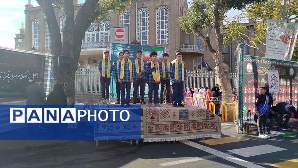 غرفه نسل افتخار سازمان دانش‌آموزی استان آذربایجان شرقی در راهپیمایی ۱۳‌ آبان