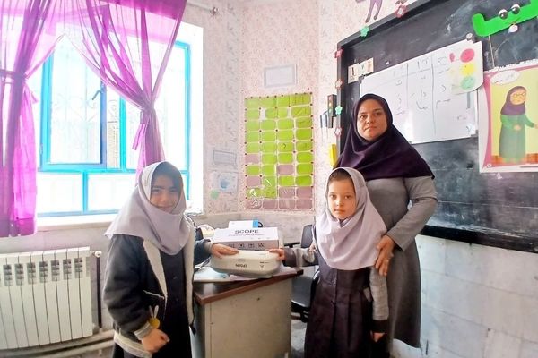 2 دانش‌آموز مسئولیت‌پذیر با شکستن قلک‌های خود، کلاسشان را هوشمند کردند 