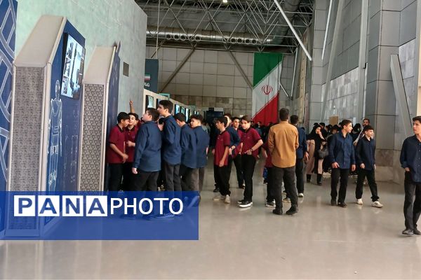 بازدید فرهنگیان بسیجی و دانش‌آموزان ملارد از نمایشگاه هوا و فضا