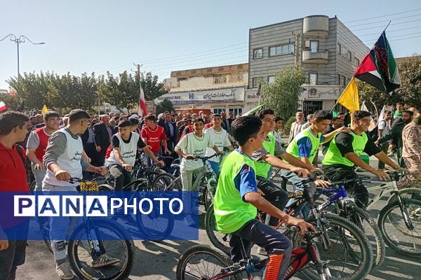 حماسه حضور دانش‌آموزان قرچکی در یوم الله ۱۳ آبان