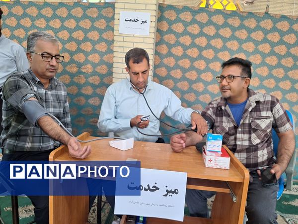 برپایی میز خدمت ادارات شهرستان حاجی آباد در نماز جمعه به‌مناسبت هفته دولت