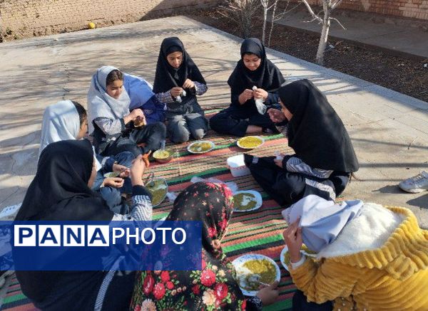 آش نذری‌‌ به‌ مناسبت‌ شهادت‌ امام‌ هادی (ع) در مدرسه تکتم خلیل آباد