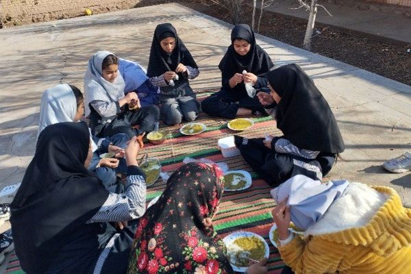 آش نذری‌‌ به‌ مناسبت‌ شهادت‌ امام‌ هادی (ع) در مدرسه تکتم خلیل آباد