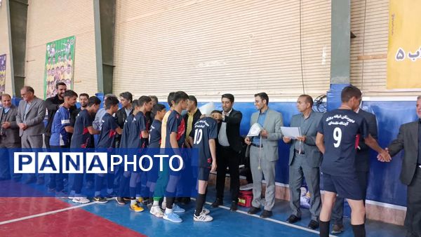 اختتامیه پرشور مسابقات فوتسال مدارس خلیل‌آباد با معرفی قهرمانان 