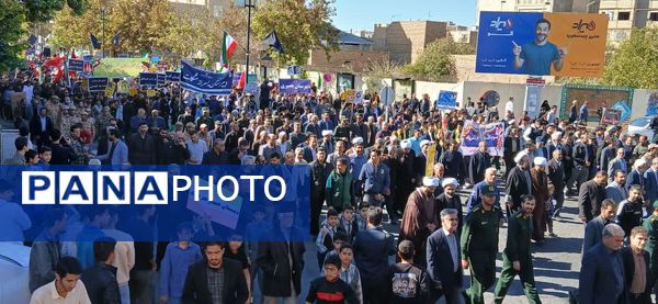 حضور پرشور نوجوانان و خانواده‌ها در سیزده آبان تجدید پیمان با انقلاب