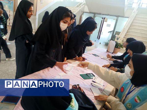 انتخاب نماینده دانش آموزان در دبیرستان نمونه فرهنگ مهشید مصلی نژاد ناحیه ۶