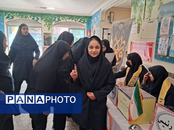 میزبانی پیشتازان مدرسه شهید مدرس در انتخابات شورای دانش‌آموزی