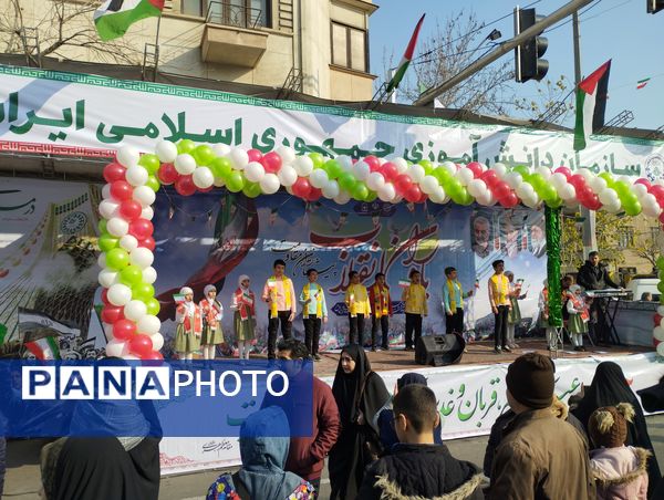 حال و هوای غرفه‌های سازمان دانش‌آموزی و خبرگزاری پانا در راهپیمایی ۲۲ بهمن