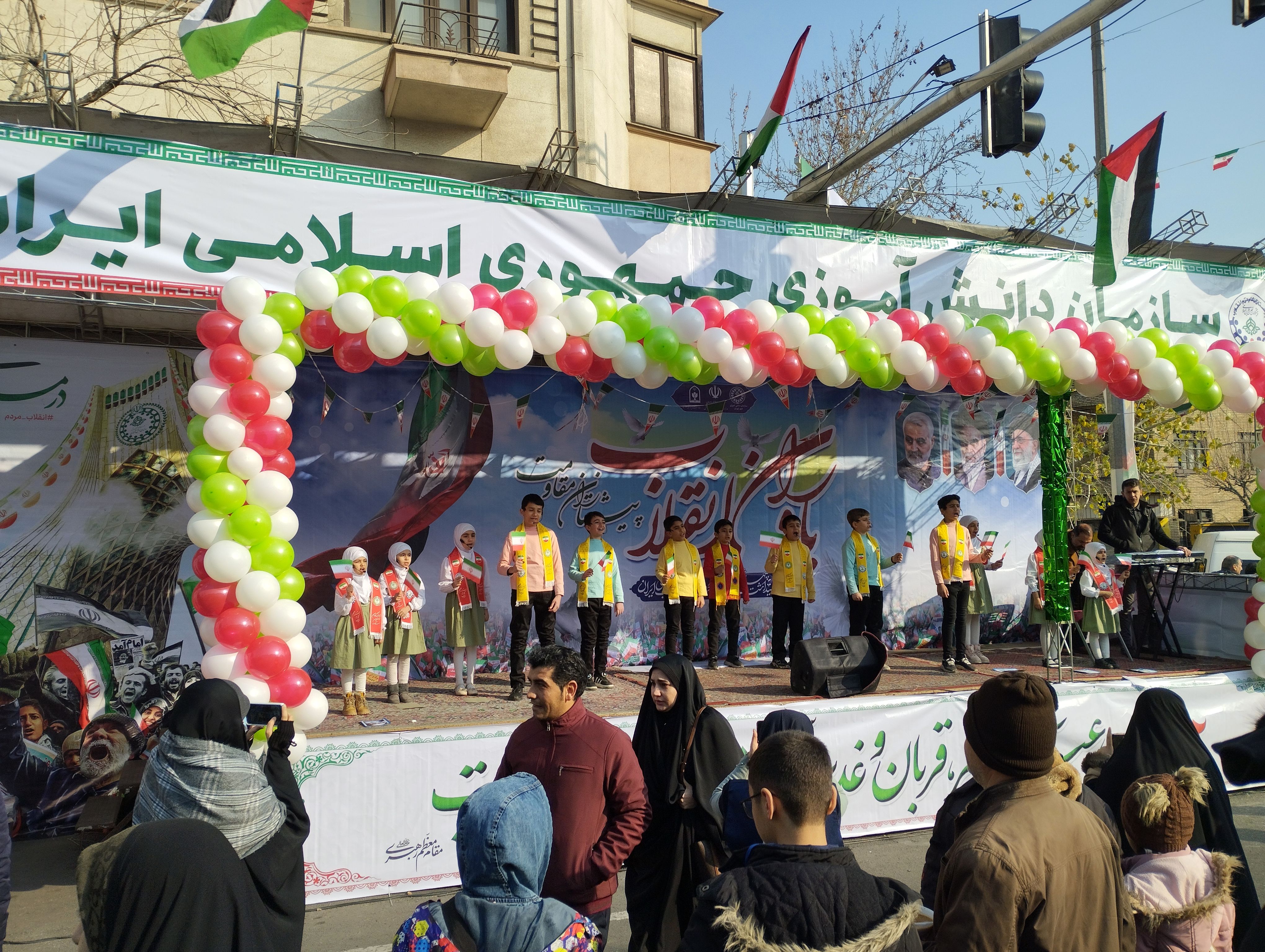 حال و هوای غرفه‌های سازمان دانش‌آموزی و خبرگزاری پانا در راهپیمایی ۲۲ بهمن