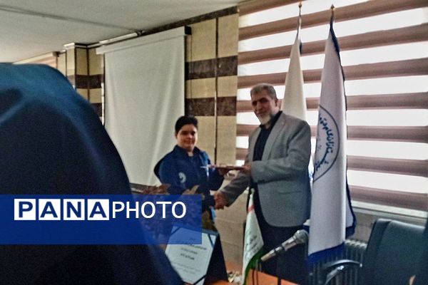 تقدیر از دانش‌آموز خبرنگاران فعال پانا در مراسم روز خبرنگار در شهرستان فیروزکوه