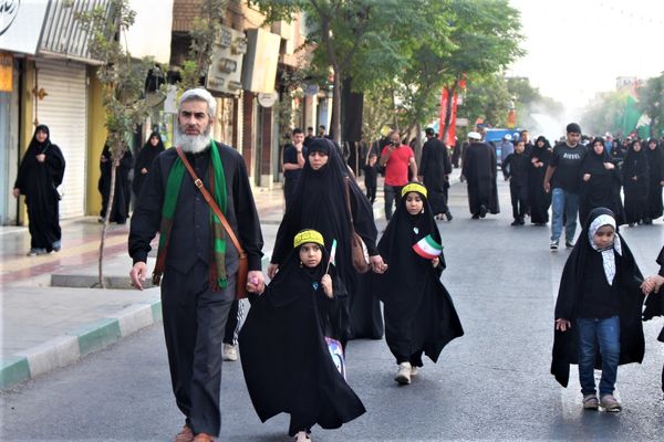 حماسه حضور نوجوانان کفن‌پوش قمی در راهپیمایی «عهد خون»