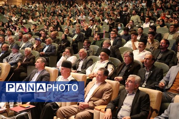 آیین بزرگداشت مردان نامدار با حضور چهره‌های فرهنگی و هنری در فرهنگسرای شهرکرد 