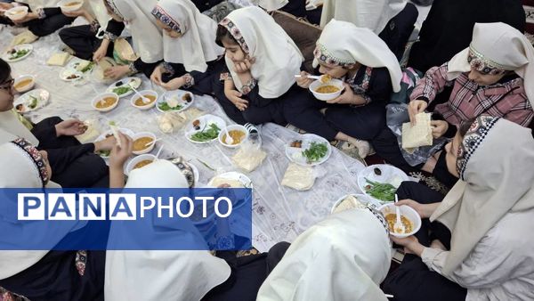 مراسم افطاری در دبستان دخترانه شهید باهنر با حضور دانش‌آموزان و اولیاء