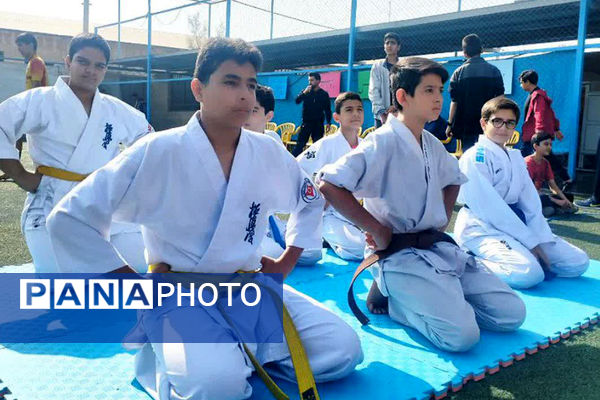 آیین افتتاحیه المپیاد ورزشی دانش‌آموزان در مدرسه شاهد افشار یزد