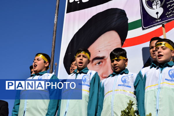 حماسه حضور نوجوانان تربت‌حیدریه در روز دانش‌آموز