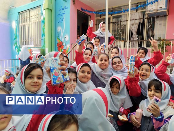 نواختن زنگ شیر در دبستان سارا شهرستان ملارد به‌مناسبت روز جهانی پوکی استخوان