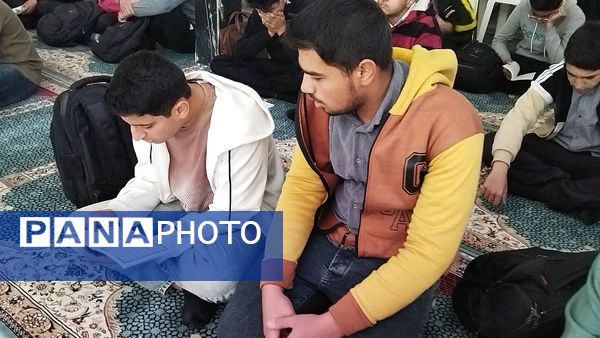 زیارت عاشورا  با یاد شهدای غزه در دبیرستان شاهد ابوذر غفاری 