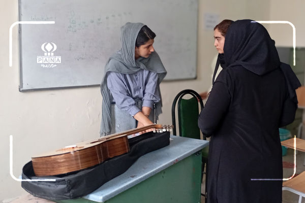 نوای زندگی با گیتار؛ کشف استعدادهای موسیقی در کانون‌های فرهنگی دهگلان