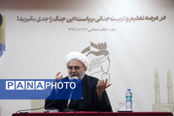 نشست معلمان شهر یزد با محسن قنبریان در یزد