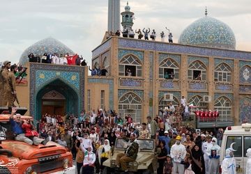 غبارروبی مزار شهید گمنام در منطقه ۵ تهران توسط دانش‌آموزان