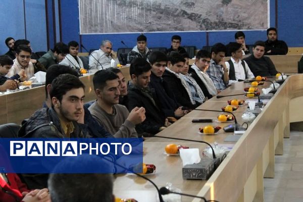 دیدار جمعی از دانش‌آموزان زنجانی با فرمانده سپاه انصارالمهدی 