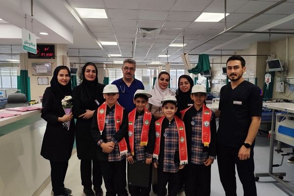 حضور دانش‌آموزان دبستان شهید قلنبر به مناسبت روز پرستار در بیمارستان فیروزآبادی شهرری 