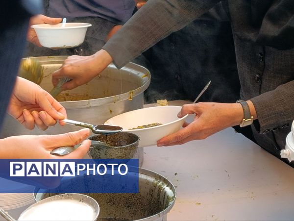 طنین همدلی در دهه فاطمیه، توزیع آش نذری در میان دانش‌آموزان دبیرستان دکتر جواد حداد ۲