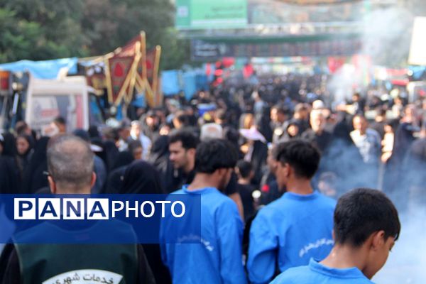 حضور باشکوه جاماندگان اربعین حسینی در شهر ری