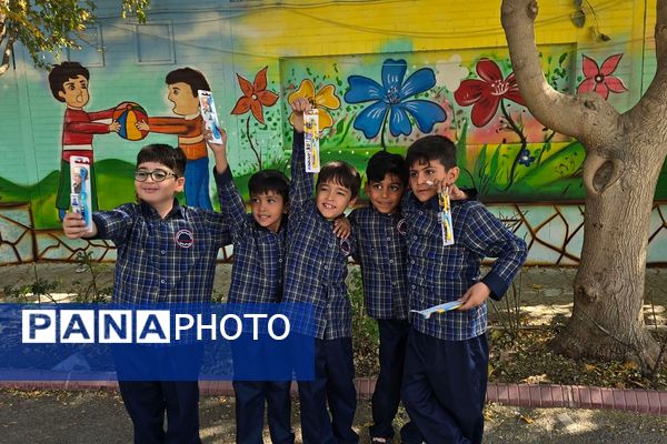 لبخندهای سالم در جشن دندان شماره شش مدرسه پسرانه شاهد شهید جنیدی
