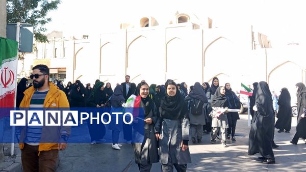 حضور پرشور دانش آموزان اراکی در یوم الله 13 آبان 