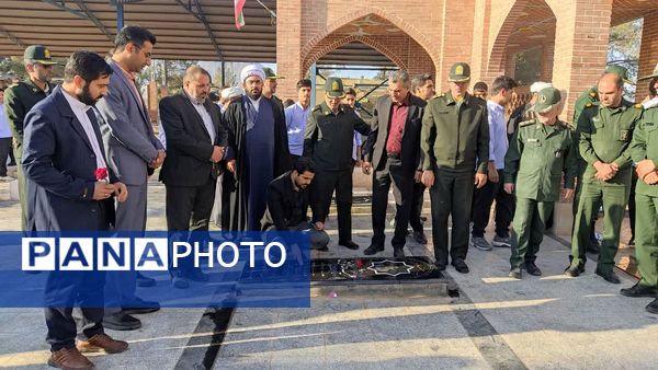 آغاز هفته بسیج دانشآموزی با غبارروبی مزار شهدای جوادالائمه توسط مسئولان و دانشآموزان بسیجی